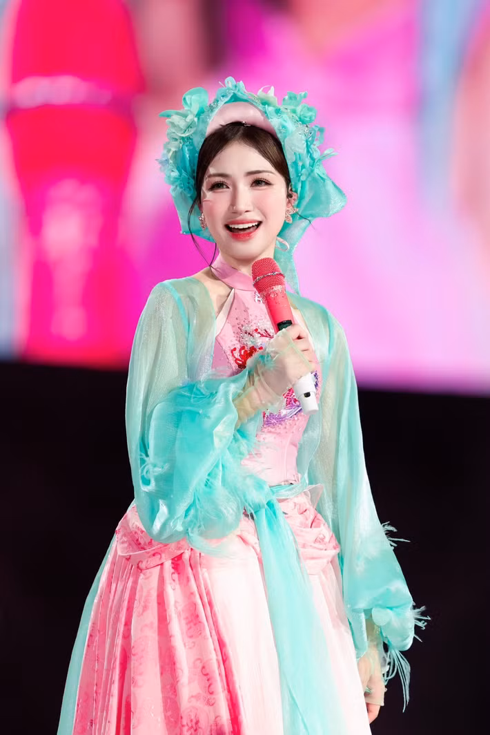 Năm 2021, nữ ca sĩ ủng hộ 100 triệu cho Quỹ Vaccine phòng chống dịch COVID-19 của TP HCM.