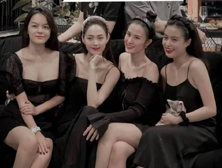 Noo Phước Thịnh - Ngô Kiến Huy - Đông Nhi thành lập nên nhóm bạn Gia đình văn hóa. Nhóm sau đó có thêm nhiều thành viên mới như Mai Phương Thúy, Hoàng Thùy Linh, Gil Lê, Khả Ngân, Phạm Quỳnh Anh, Minh Hằng. Ảnh: Dân Việt.