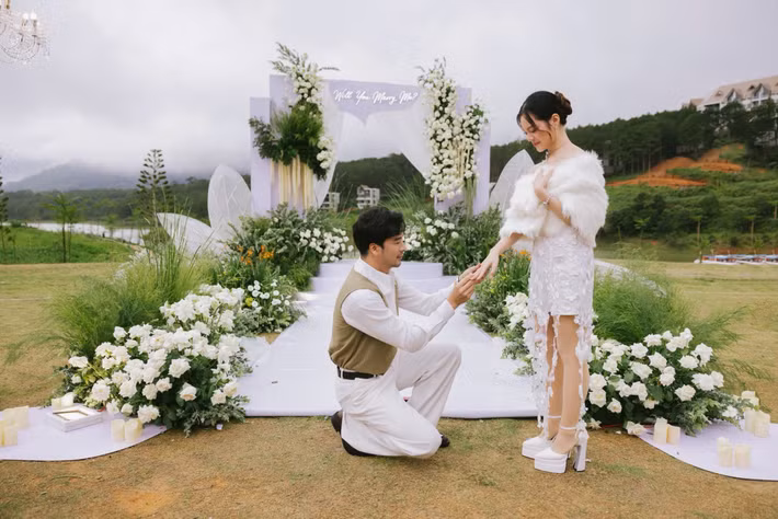 Đoàn Minh Tài đã cầu hôn Sunny Đan Ngọc vào ngày 25/6/2025, đánh dấu cột mốc quan trọng trong chuyện tình cảm của cả hai. Ảnh: FB Đoàn Minh Tài.