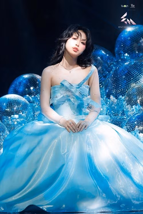 Trong chung kết Em xinh say hi, 52Hz mang đến ca khúc Trời sao. Ca khúc có giai điệu trong trẻo, mộng mơ và đậm chất cổ điển. Ảnh: FB 52Hz.