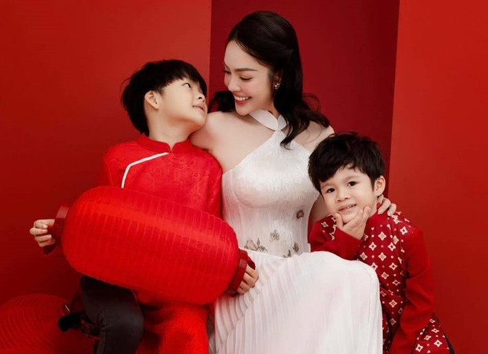 Nữ diễn viên dành toàn bộ thời gian rảnh rỗi để chơi đùa, chăm sóc các con. Ảnh: FB Dương Cẩm Lynh.