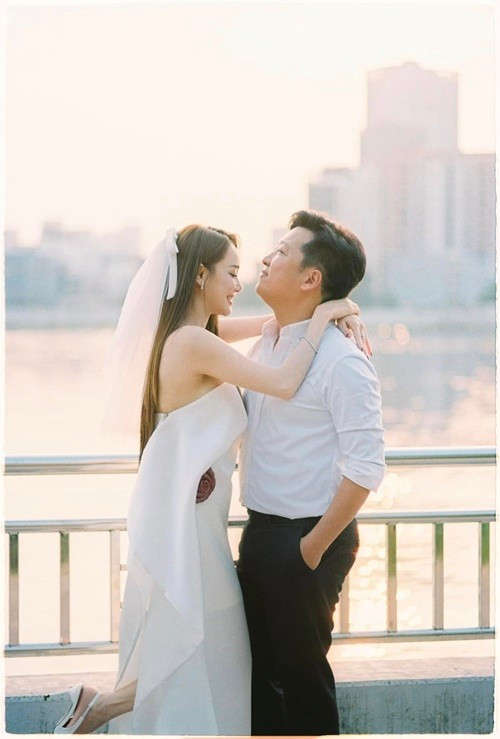 “Nhã Phương hiện diện ở đời tôi là sự trân trọng rồi. Việc Nhã Phương làm mẹ là điều thiêng liêng nhất với cô ấy. Còn với tôi, việc được ở cạnh vợ và các con là điều thiêng liêng nhất”, nam diễn viên bày tỏ. Ảnh: FB Trường Giang.