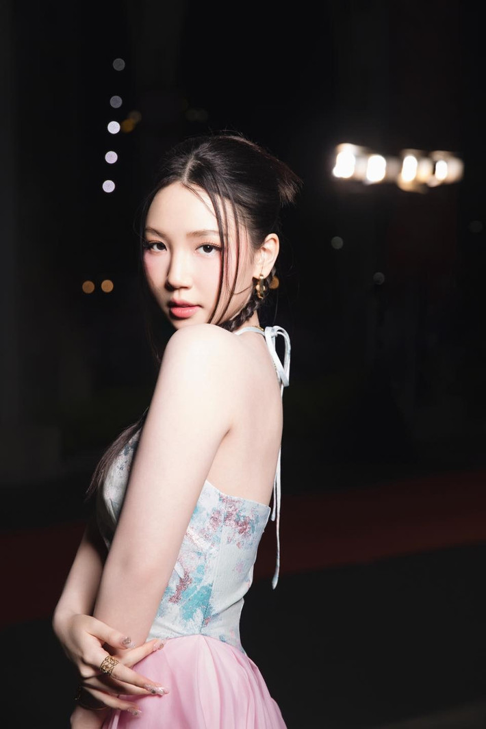 Mới đây, trên trang cá nhân, ca sĩ AMEE viết: “AMEE (Trần Huyền My) trân trọng thông báo rằng AMEE đã kết thúc hợp tác với ST.319 Entertainment sau bảy năm đồng hành. Đây là quyết định được đưa ra sau quá trình cân nhắc kỹ lưỡng, đánh dấu sự chuyển mình sang giai đoạn hoạt động với nhiều định hướng cá nhân mới”. Ảnh: FB AMEE.