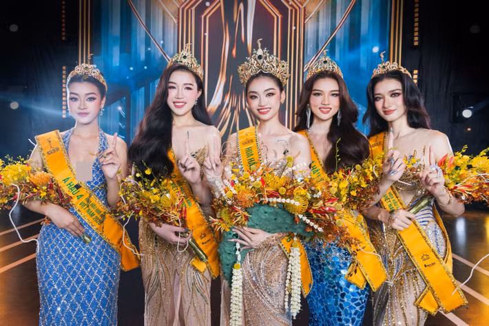 4 á hậu Miss Grand Vietnam 2025 quyến rũ bên tân hoa hậu Yến Nhi. Ảnh: Miss Grand Vietnam.