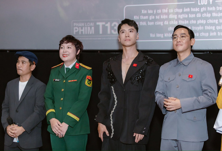 Sen của Mưa đỏ cao 1m82, nổi bật trong dàn diễn viên. Ảnh: FB Lê Hoàng Long.