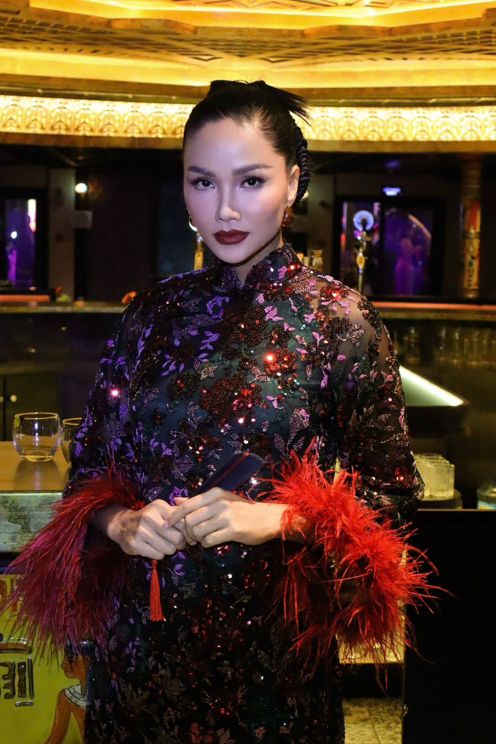 Sau gần 10 năm đăng quang, H’Hen Niê không chỉ là một hoa hậu thành công mà còn là hình mẫu phụ nữ hiện đại: độc lập, yêu thương bản thân, trân trọng gia đình và lan tỏa giá trị sống tích cực.