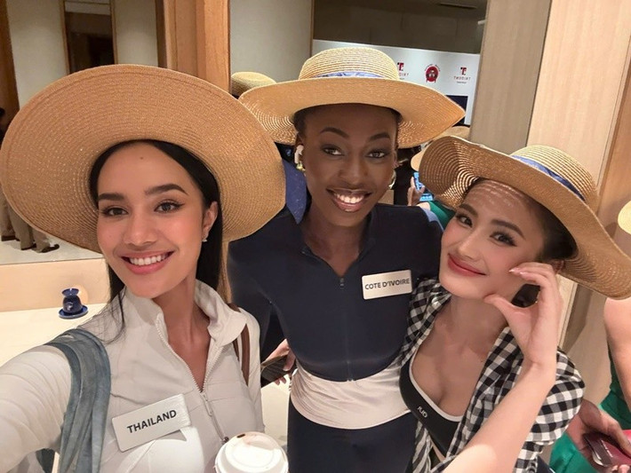 Hoa hậu Ý Nhi luôn lăn xả hết mình với đại diện Thái Lan Suchata Chuangsri từ việc chụp ảnh đến làm tóc giúp cô bạn cùng phòng. Ảnh: FB Ý Nhi.