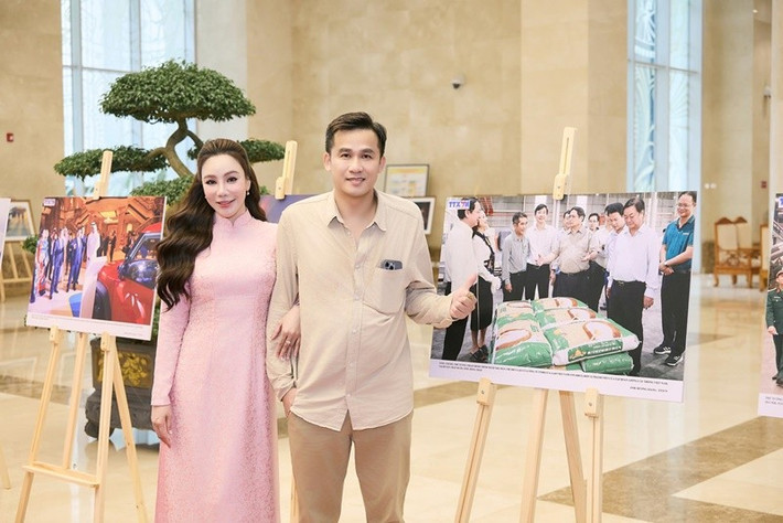 Doanh nhân Công Thành tháp tùng Hồ Quỳnh Hương tại một số sự kiện, chương trình.