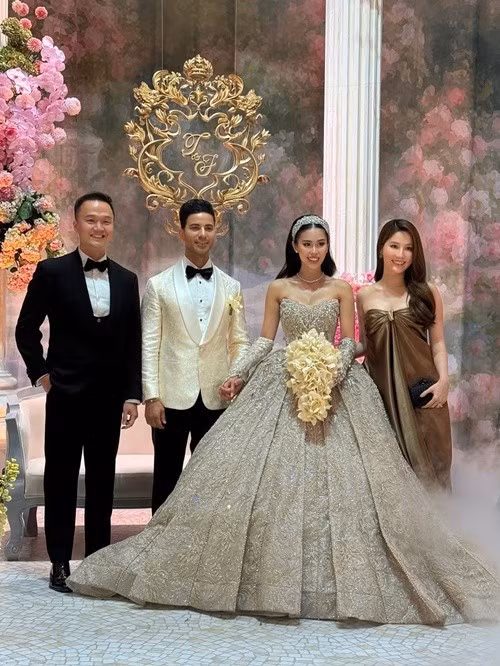 Vợ chồng Diễm My 9x sánh đôi trong đám cưới Tiên Nguyễn. Ảnh: Instagram Diễm My 9x.