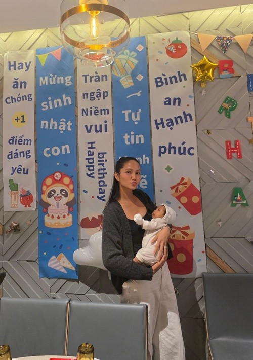H'hen Niê trải lòng: "​Thích nghi với nhiều giấc ngủ ngắn, chập chờn cả ngày lẫn đêm cùng con, Thích nghi với các bữa ăn vì con, miễn sao lợi sữa, thơm sữa, đành tạm thời cất tủ các món ăn yêu thích có vị chua, cay". Ảnh: FB H'hen Niê.