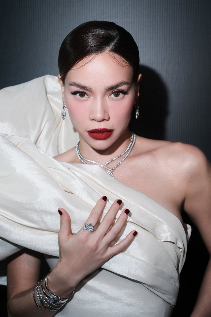 Hoạt động trong showbiz Việt nhiều năm qua, Hồ Ngọc Hà luôn được nhắc đến như một biểu tượng thời trang của Vbiz với vẻ ngoài thời thượng, sang trọng và đầy cuốn hút. Hiện tại, ngoài ca hát, cô đắt show đại diện thương hiệu. Bên cạnh đó, nữ ca sĩ còn kinh doanh.