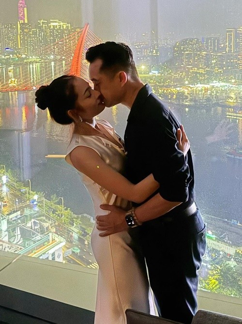 Ngọc Duyên dành lời ngọt ngào cho chồng: “Cảm ơn anh vẫn luôn yêu thương và dịu dàng với em, luôn bên cạnh chăm lo cho gia đình êm ấm và mỗi ngày đều trôi qua yên bình. Luôn tạo bất ngờ và khiến em hạnh phúc. Bận mấy nhưng chỉ cần em gọi là anh luôn xuất hiện với những cái ôm thật ấm áp. Yêu anh rất nhiều”. Ảnh: FB Lưu Ngọc Duyên.