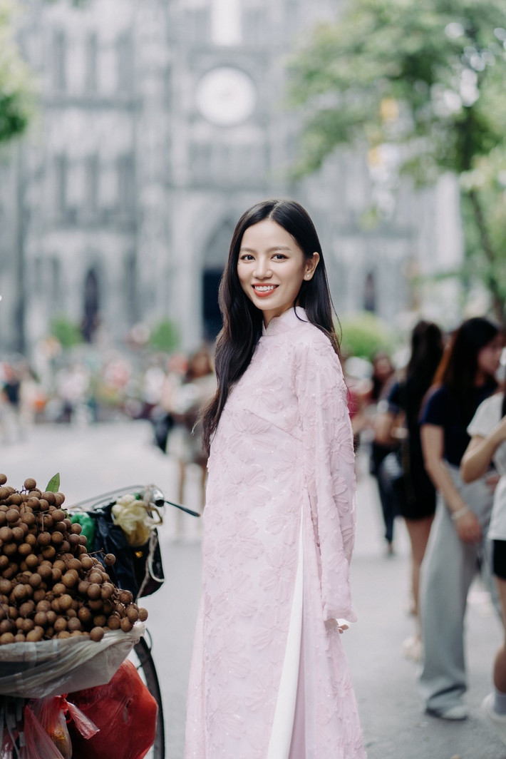 Dịp sinh nhật, Hạ Anh thực hiện bộ ảnh áo dài ở Hà Nội.