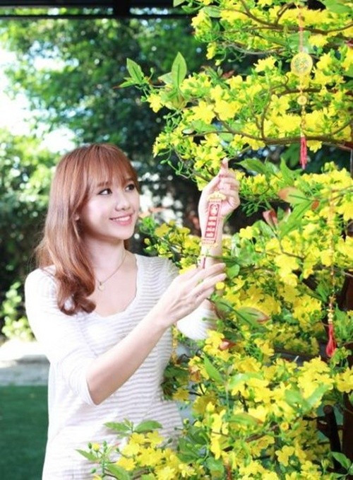 Lần đầu tiên đón Tết ở Việt Nam, Hari Won choáng ngợp vì cả gia đình nhà nội quá đông. Ảnh: Vietnamnet.