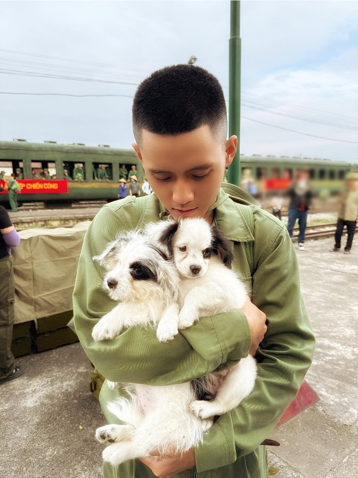 Tú trong Mưa đỏ tiết lộ khoảnh khắc thư giãn hiếm có ở hậu trường quay. Ảnh: FB Đình Khang.