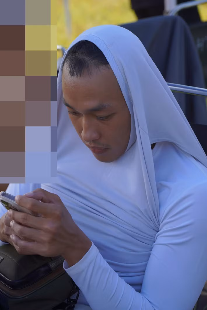 Đình Khang chia sẻ loạt ảnh “dìm hàng” các đồng nghiệp khi quay phim Mưa đỏ. Ảnh: FB Đình Khang.