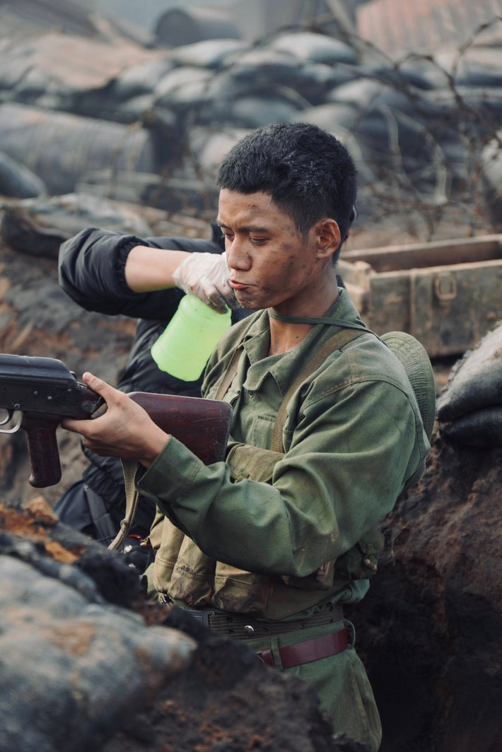 Đình Khang làm biểu cảm hài hước ở hậu trường phim Mưa đỏ. Ảnh: FB Đình Khang.