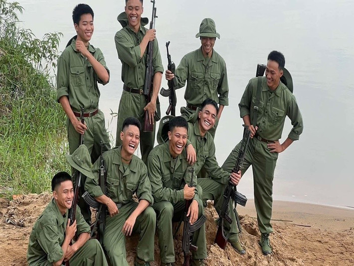 Tính đến chiều ngày 29/8, phim Mưa đỏ có doanh thu 228 tỷ đồng (theo thống kê của Box Office Vietnam - đơn vị thống kê phòng vé độc lập). Những ngày qua, dàn diễn viên phim Mưa đỏ chia sẻ loạt hình ảnh thư giãn hiếm có ở hậu trường quay. Ảnh: FB Đình Khang.