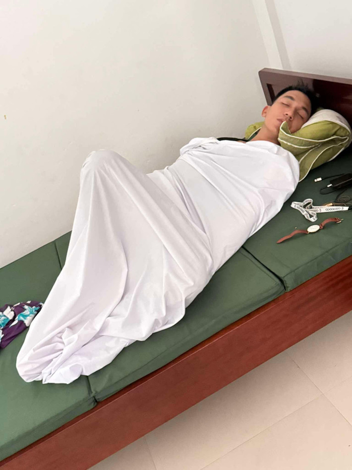 Chia sẻ hình ảnh Đỗ Nhật Hoàng tranh thủ chợp mắt giữa các cảnh quay, Đình Khang viết: "Bé này ngủ ngon nhất". Ảnh: FB Đình Khang.