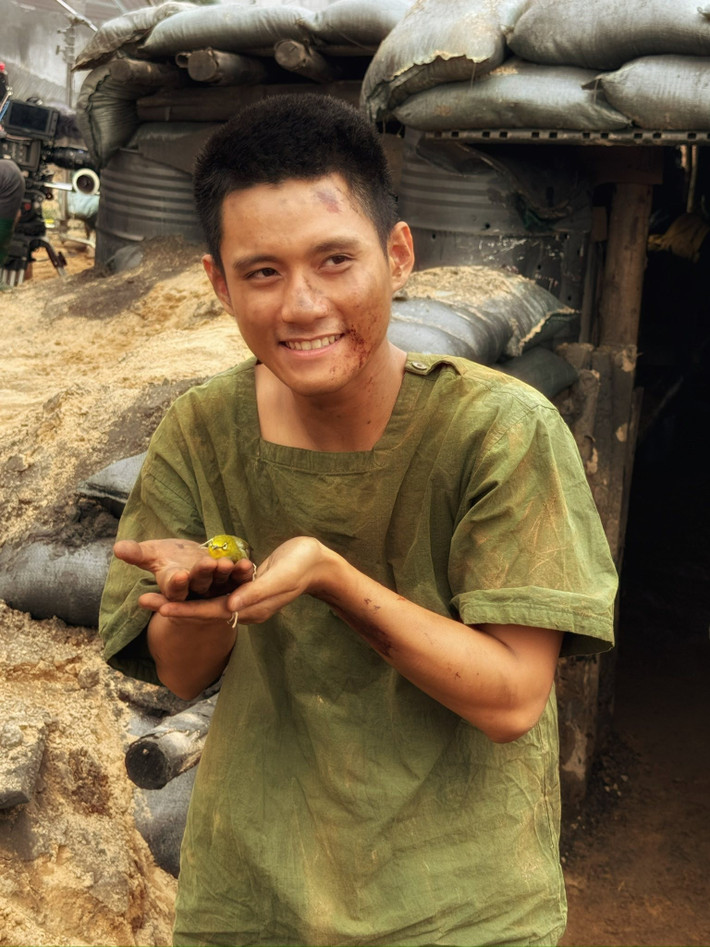 Đóng vai Tú trong Mưa đỏ, Nguyễn Đình Khang đăng tải một số hình ảnh bên chú chim vành khuyên. Ảnh: FB Đình Khang.