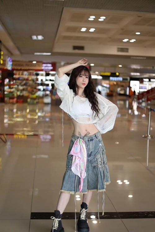 Ở phong cách đời thường hơn, cô chọn áo hai dây phối quần denim đơn giản khi xuất hiện tại trung tâm thương mại, mang đến hình ảnh trẻ trung, hiện đại và gần gũi.