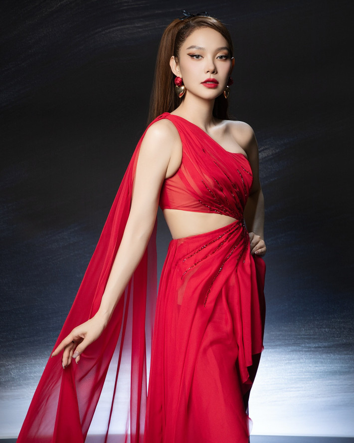 Sau khi kết hôn, Minh Hằng vẫn hoạt động trong showbiz.