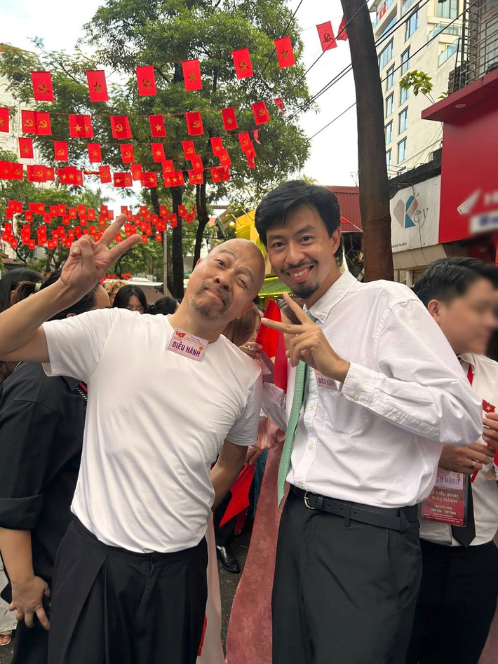 NTK Đức Hùng (trái) chia sẻ loạt ảnh bên các nghệ sĩ tham gia buổi sơ duyệt diễu binh, diễu hành cho đại lễ 2/9. Trong ảnh, nam thiết kế ghi lại khoảnh khắc bên rapper Đen Vâu. Ảnh: FB Đức Hùng.