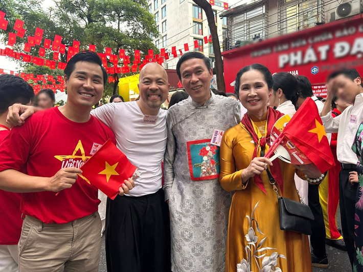 Vợ chồng nghệ sĩ Lan Hương - Đỗ Kỷ chụp ảnh kỷ niệm cùng NTK Đức Hùng, MC Nguyên Khang. Ảnh: FB Đức Hùng.