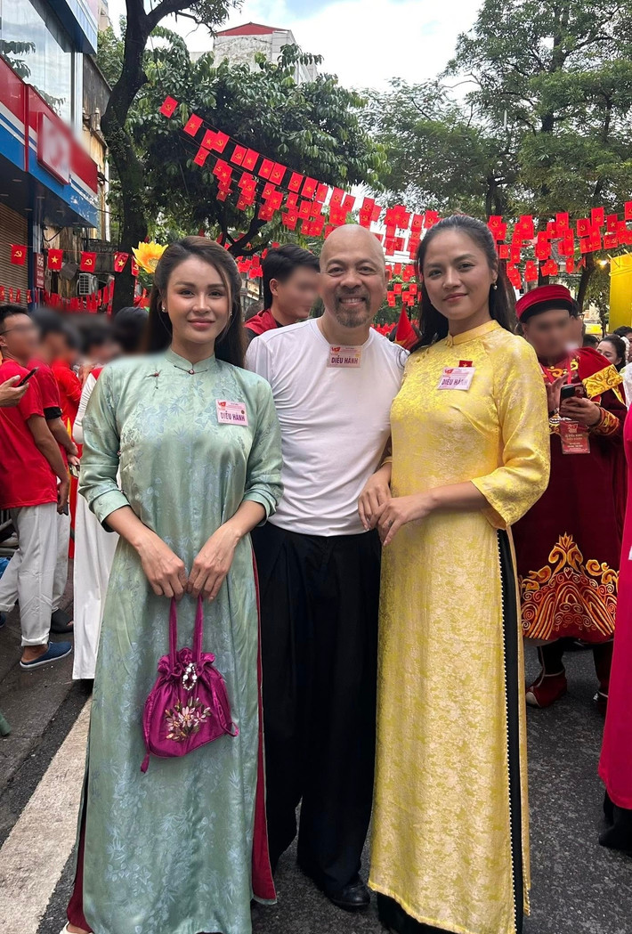 Hai diễn viên Lương Thu Trang (ngoài cùng bên trái) và Thu Quỳnh diện áo dài trong buổi sơ duyệt. Ảnh: FB Đức Hùng.