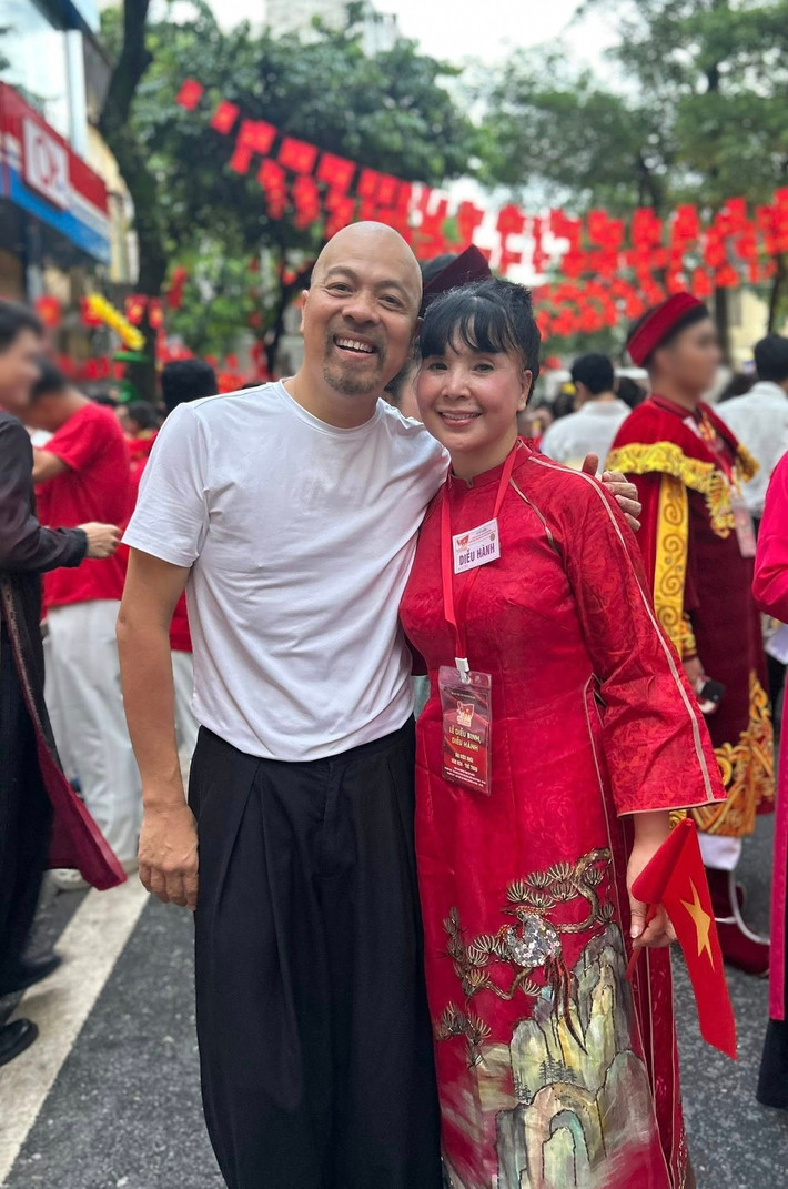 NSND Lan Hương "Em bé Hà Nội" diện áo dài đỏ trong buổi sơ duyệt. Ảnh: FB Đức Hùng.