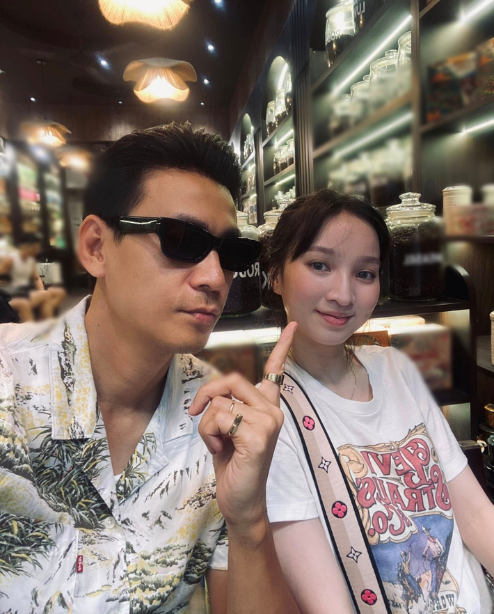 Bích Ngọc kinh doanh online trong khi Ngọc Thuận vẫn miệt mài đóng phim. Ảnh: FB Ngọc Thuận.