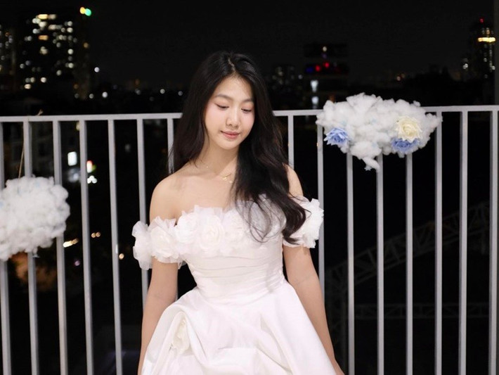 Con gái Mạnh Trường diện váy trễ vai khoe nhan sắc trong trẻo. Ảnh: FB Phương Linh.