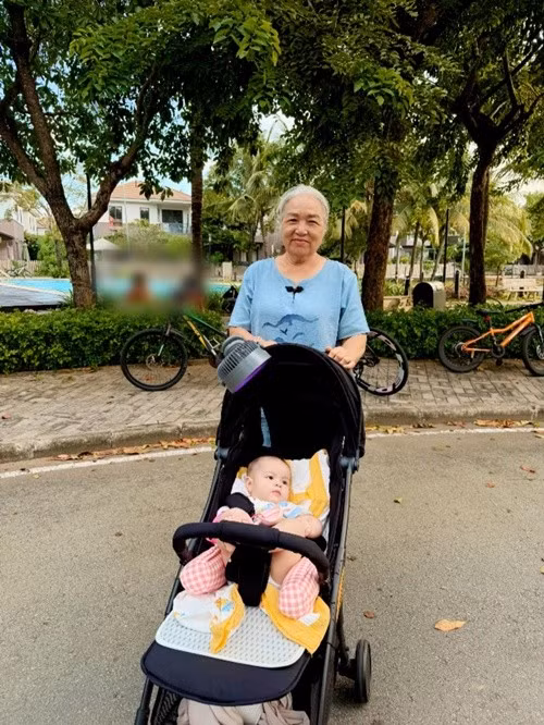 Nhật Kim Anh có bảo mẫu và mẹ ruột hỗ trợ chăm sóc bé Julia. Ảnh: FB Nhật Kim Anh.