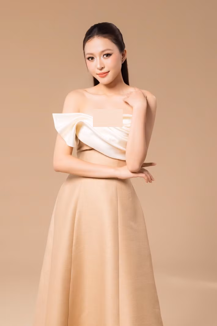 Theo Yeah1 , mỗi bộ cánh đi kèm phụ kiện được tính toán kỹ lưỡng, đảm bảo Kiều Duy xuất hiện chỉn chu và ấn tượng trong mọi hoạt động, từ thảm đỏ đến các sự kiện bên lề của cuộc thi. Ảnh: FB Kiều Duy.