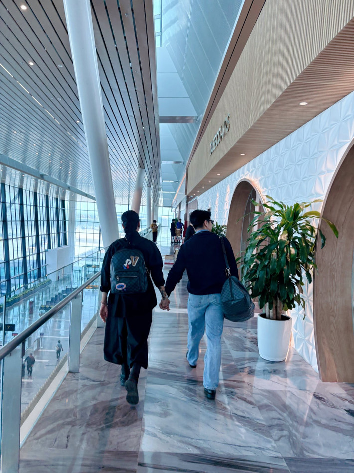 Huy Trần còn nắm tay không rời Ngô Thanh Vân trong chuyến đi. Ảnh: FB Ngô Thanh Vân.