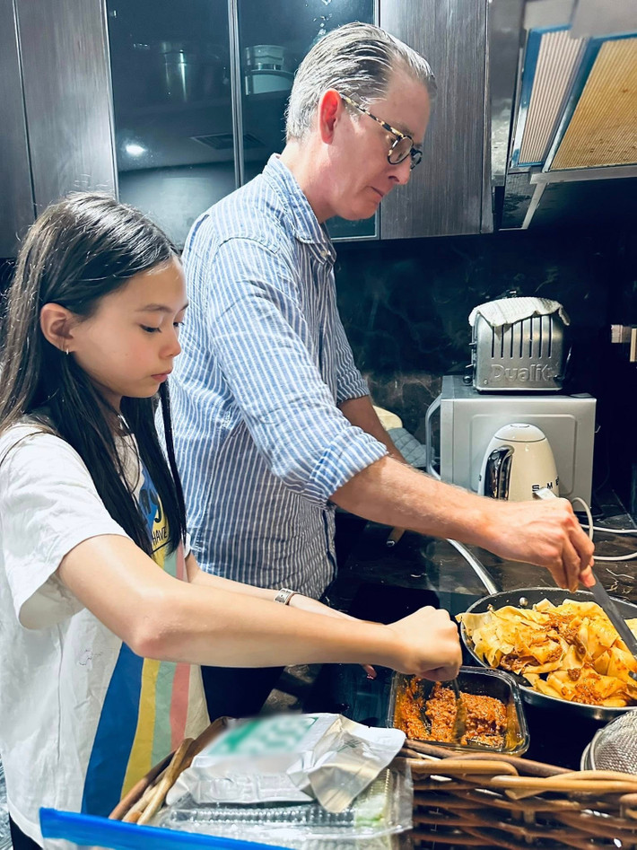 "Cuối tuần ở nhà Sol được pappa dạy làm món spaghetti. Giỏi hơn mẹ rồi Sol ơi", Đoan Trang viết trên trang cá nhân.