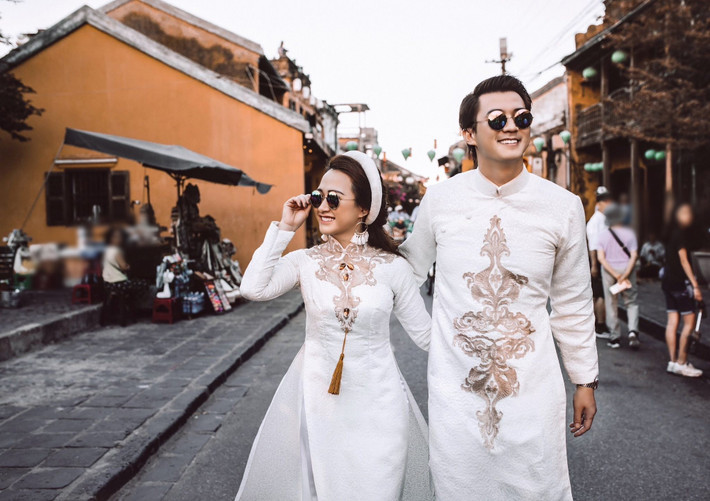 Trên trang cá nhân, Hà Việt Dũng vừa chia sẻ ảnh cưới. Nam diễn viên nhắn nhủ vợ - Hà Nhung: "Kỷ niệm 7 năm ngày lập hộ gia đình 19/10/2018".