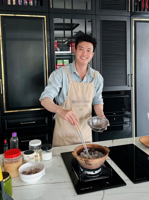 Quốc Trường từng chia sẻ trên Phụ Nữ TP HCM, anh có thể nấu được hầu hết các món ăn ngon của miền Tây. Ảnh: FB Quốc Trường.