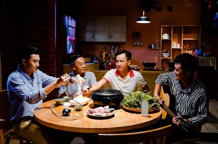 Theo Saostar, trong tập 3 của Vào bếp đi con, Quốc Trường và anh trai đã vào bếp trổ tài làm lẩu mắm để đãi cha. Ảnh: Saostar.