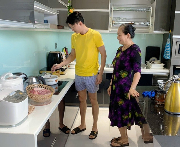 Quốc Trường đã học được từ mẹ những công thức chế biến gia truyền. Ảnh: Phụ Nữ TP HCM.