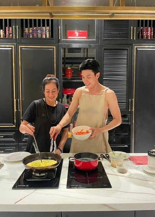 Nam diễn viên rất thích cảm giác vào bếp cùng mẹ. Ảnh: FB Quốc Trường.