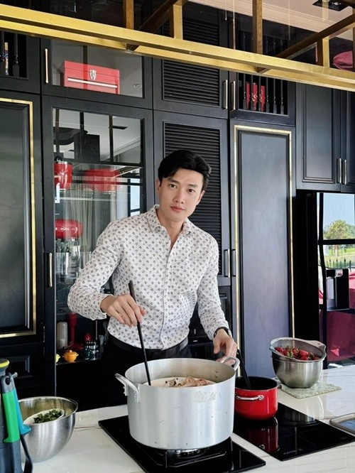 Nam diễn viên điển trai tiết lộ anh tự đi chợ và nấu nướng mà không cần ai hỗ trợ. Ảnh: Saostar.