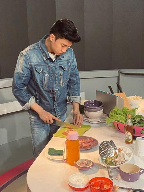 Theo Tiền Phong, mỗi tập, nam diễn viên vào bếp kể về câu chuyện của mình gắn liền với những món ăn trong hành trình trưởng thành và khởi nghiệp. Khách mời trong dự án cũng là những người gắn liền với Quốc Trường. Ảnh: Thương Hiệu Pháp Luật.