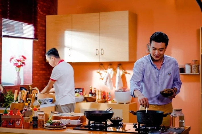 "Trong suốt thời gian quay Vào bếp đi con, cha mẹ và anh hai có mặt liên tục mấy ngày liên tiếp để ủng hộ tinh thần và cố vấn cho Trường", nam diễn viên cho biết. Ảnh: Saostar.
