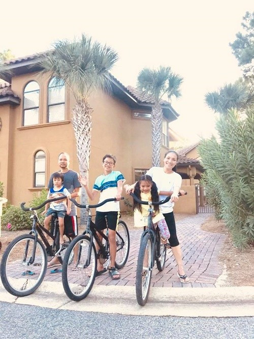 Mỗi dịp hè, vợ chồng Hồng Ngọc - Thomas Tâm Nguyễn còn đưa các con về biệt thự ở ven bờ biển Florida (Mỹ) để nghỉ dưỡng. Căn nhà là món quà ông bầu Thomas Tâm Nguyễn dành cho Hồng Ngọc nhân dịp sinh nhật của nữ ca sĩ vào năm 2019. Ảnh: FB Hồng Ngọc.