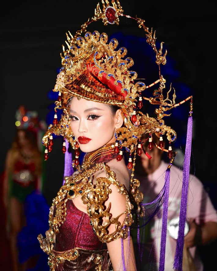 Từ Thái Lan, Yến Nhi chia sẻ: “Khi mang Thăng Long Hội lên sân khấu, Nhi không chỉ trình diễn một bộ trang phục, mà Nhi đang kể một câu chuyện về văn hoá, về nghệ thuật múa rối nước độc đáo của dân tộc. Việc câu chuyện ấy được đón nhận và lan tỏa mạnh mẽ đến vậy chính là niềm hạnh phúc lớn nhất". Ảnh: FB Yến Nhi.