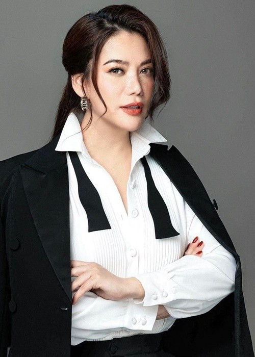 Phía Công ty TNA Entertainment đã gửi công văn đề nghị thanh toán thành nhiều đợt, sau đó tiếp tục nhiều lần gửi công văn xin gia hạn trả công nợ. Sau nhiều lần đề nghị nhưng vẫn không được thanh toán, phía trung tâm đã nộp đơn khởi kiện đến TAND TP Thủ Đức, đòi khoản nợ (gốc và phạt vi phạm) 360,9 triệu đồng. Chiều ngày 28/10/2024, Trung tâm tổ chức biểu diễn và điện ảnh TP HCM xác nhận diễn viên Trương Ngọc Ánh trả hết nợ. Vì vậy, phía trung tâm rút đơn kiện. Ảnh: FB Trương Ngọc Ánh.