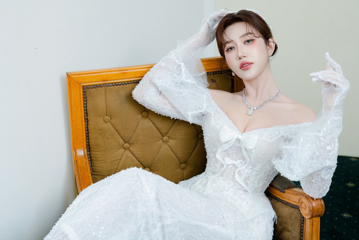 Theo Dân Việt, vào tháng 11/2023, trong lễ ăn hỏi của Puka - Gin Tuấn Kiệt, Trường Giang vô tình tiết lộ chuyện tình cảm của Thúy Ngân đã tan vỡ được 4 tháng. Ảnh: FB Thúy Ngân.