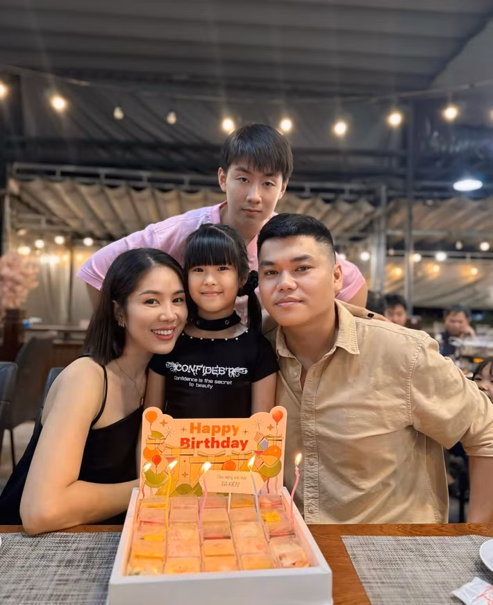 Sau nhiều năm hoạt động nghệ thuật, Lê Phương vẫn duy trì sức hút nhờ sự gần gũi, chăm chút hình ảnh và năng lượng tích cực trong cuộc sống đời thường.
