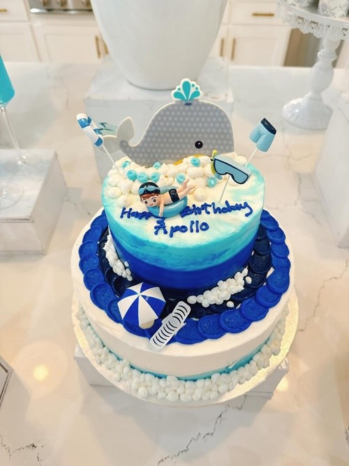 Phạm Hương tự tay làm bánh kem mừng sinh nhật cậu con trai thứ hai. Ảnh: Instagram Phạm Hương.